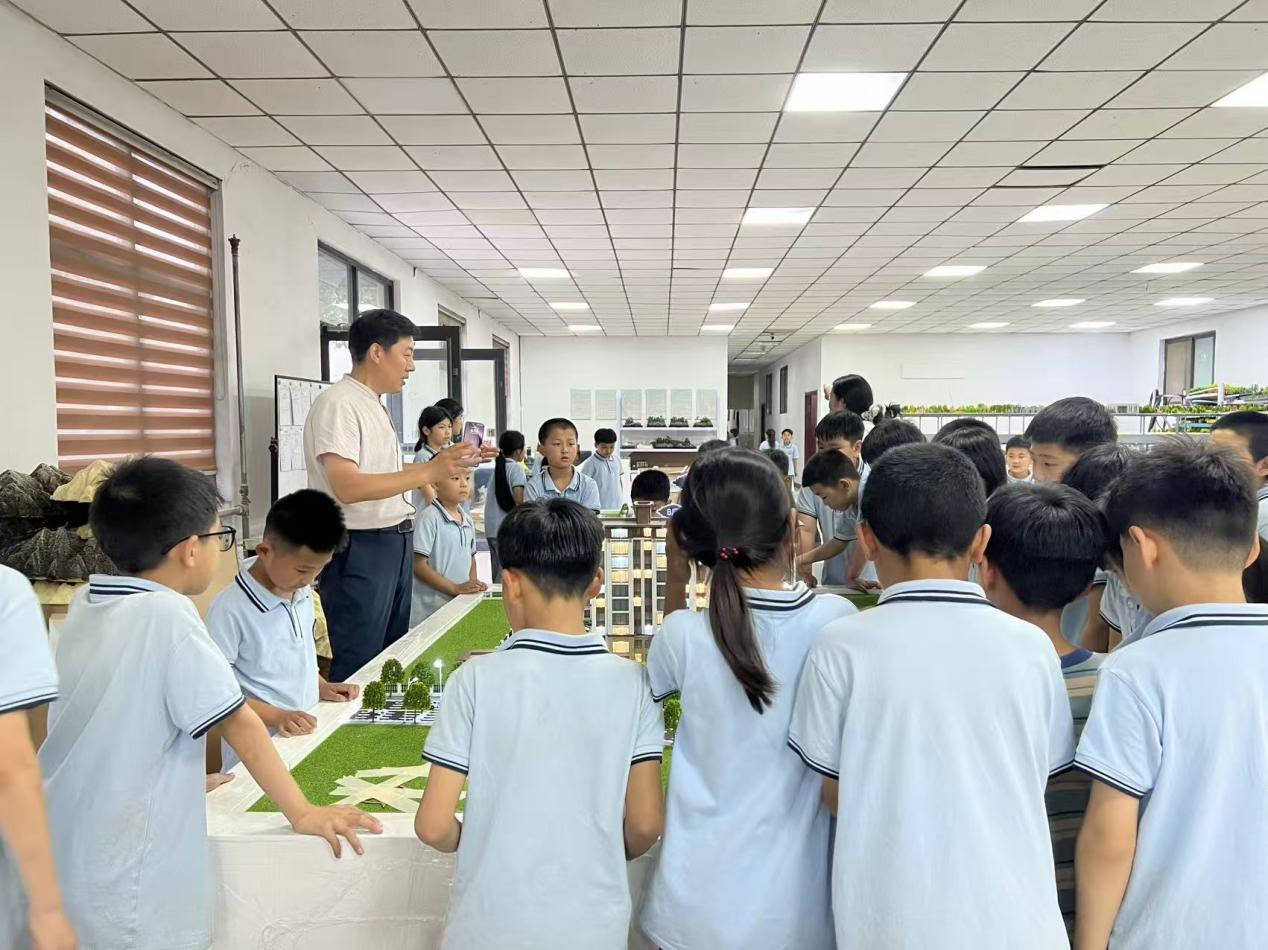 石家莊育才學(xué)校師生走進北京博遠江山科技發(fā)展有限責(zé)任公司 ，公益模型手工課點亮科創(chuàng)夢想